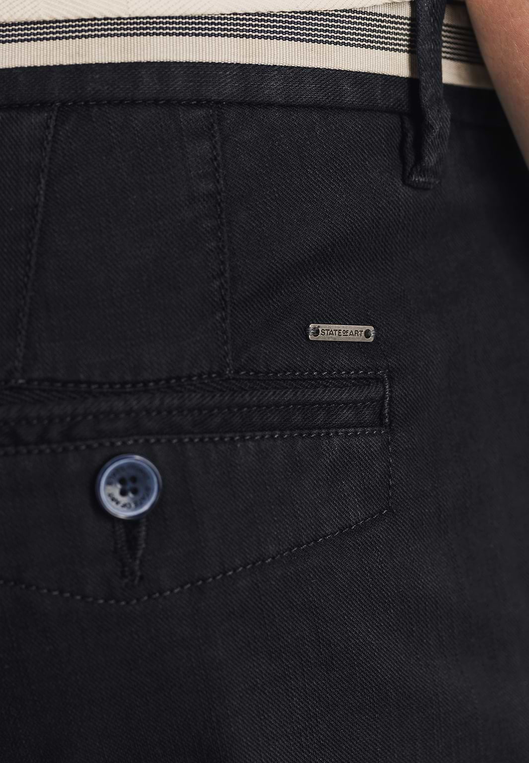 Chinoshort-met-gestreepte-details