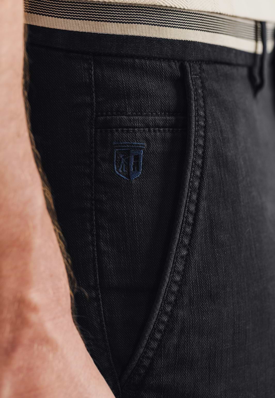 Chinoshort-met-gestreepte-details