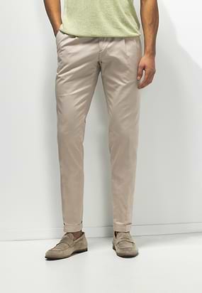 ATELIER-chino-met-plooien
