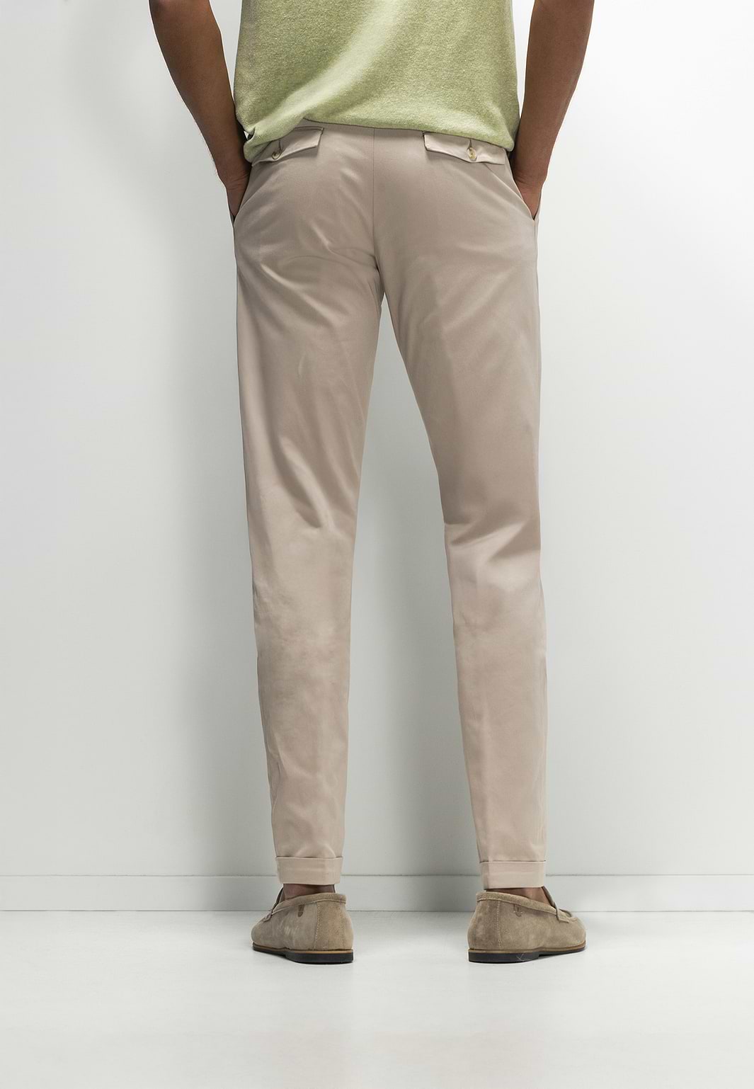 ATELIER-chino-met-plooien