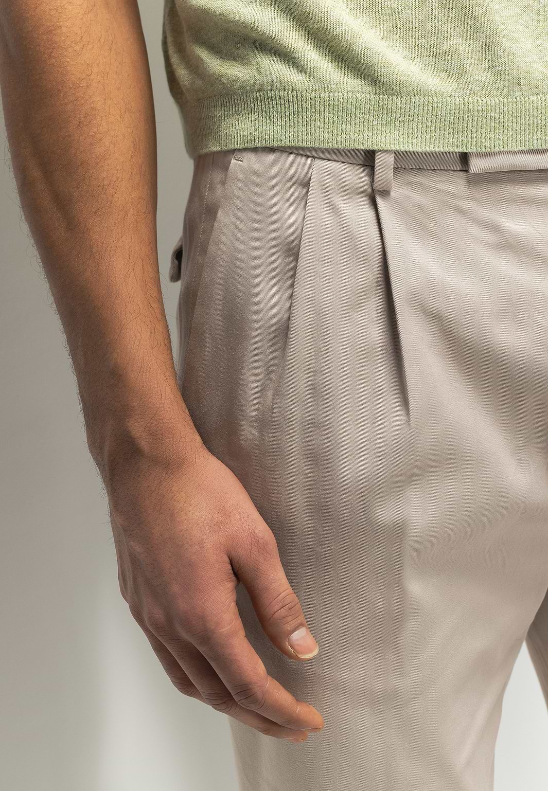ATELIER-chino-met-plooien