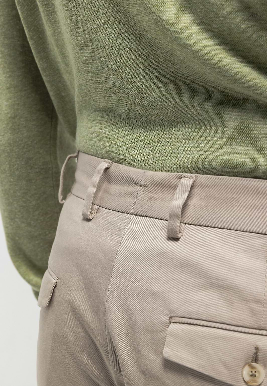 ATELIER-chino-met-plooien