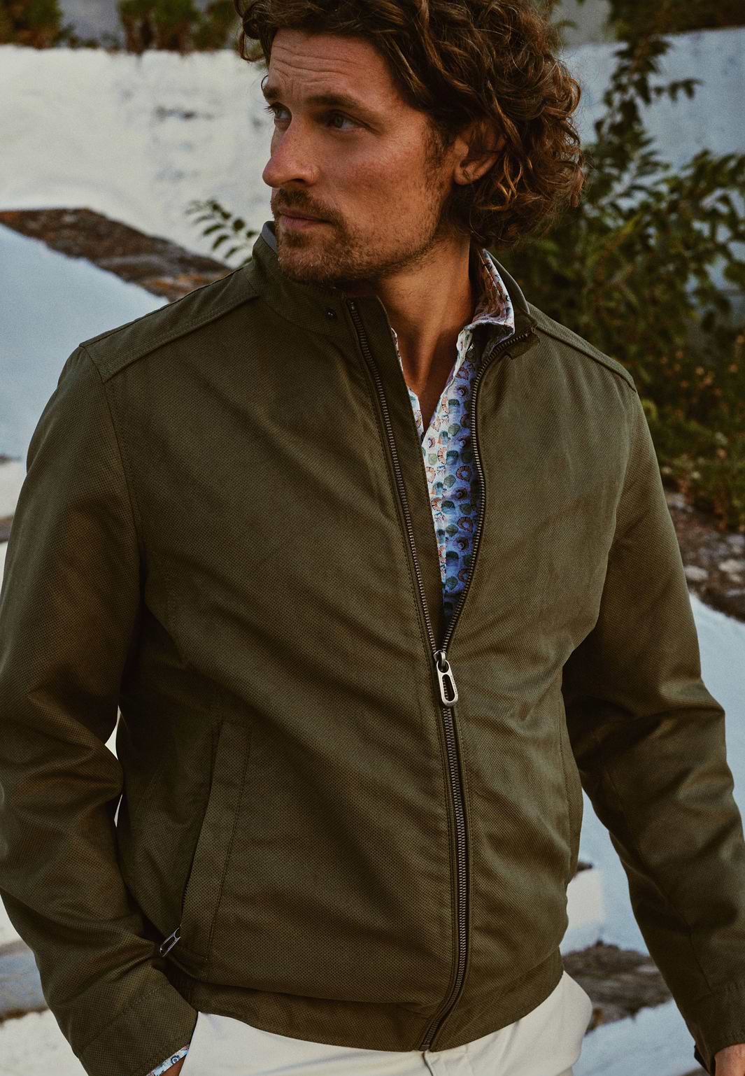 OUTERWEAR-jas-met-badge-op-mouw