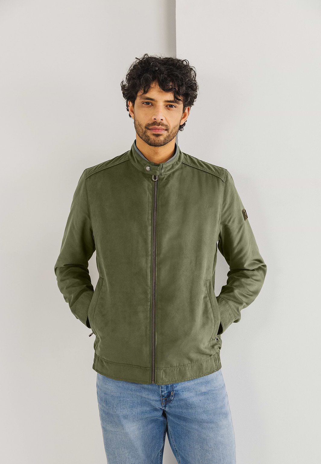 OUTERWEAR-jas-met-badge-op-mouw