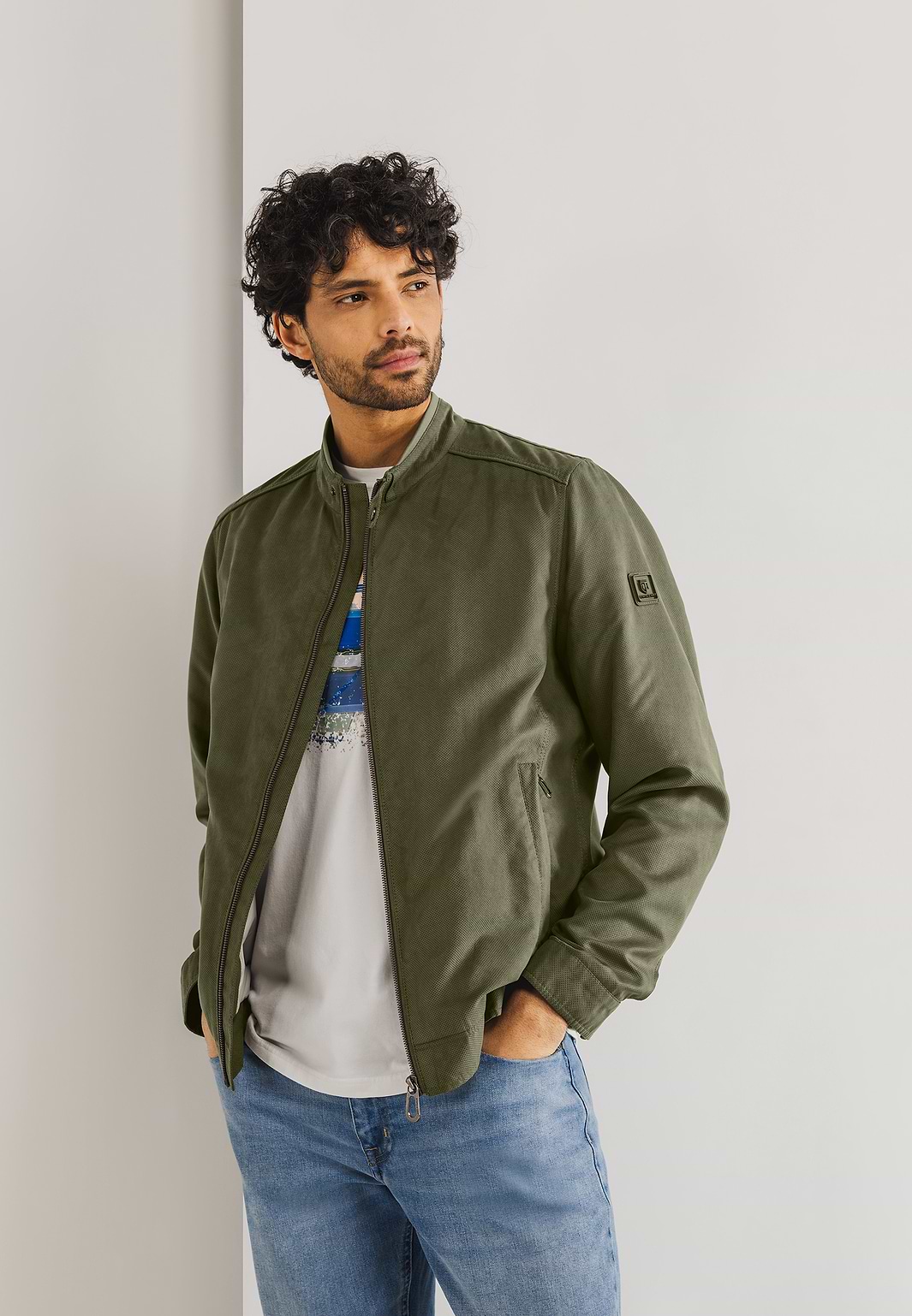 OUTERWEAR-jas-met-badge-op-mouw