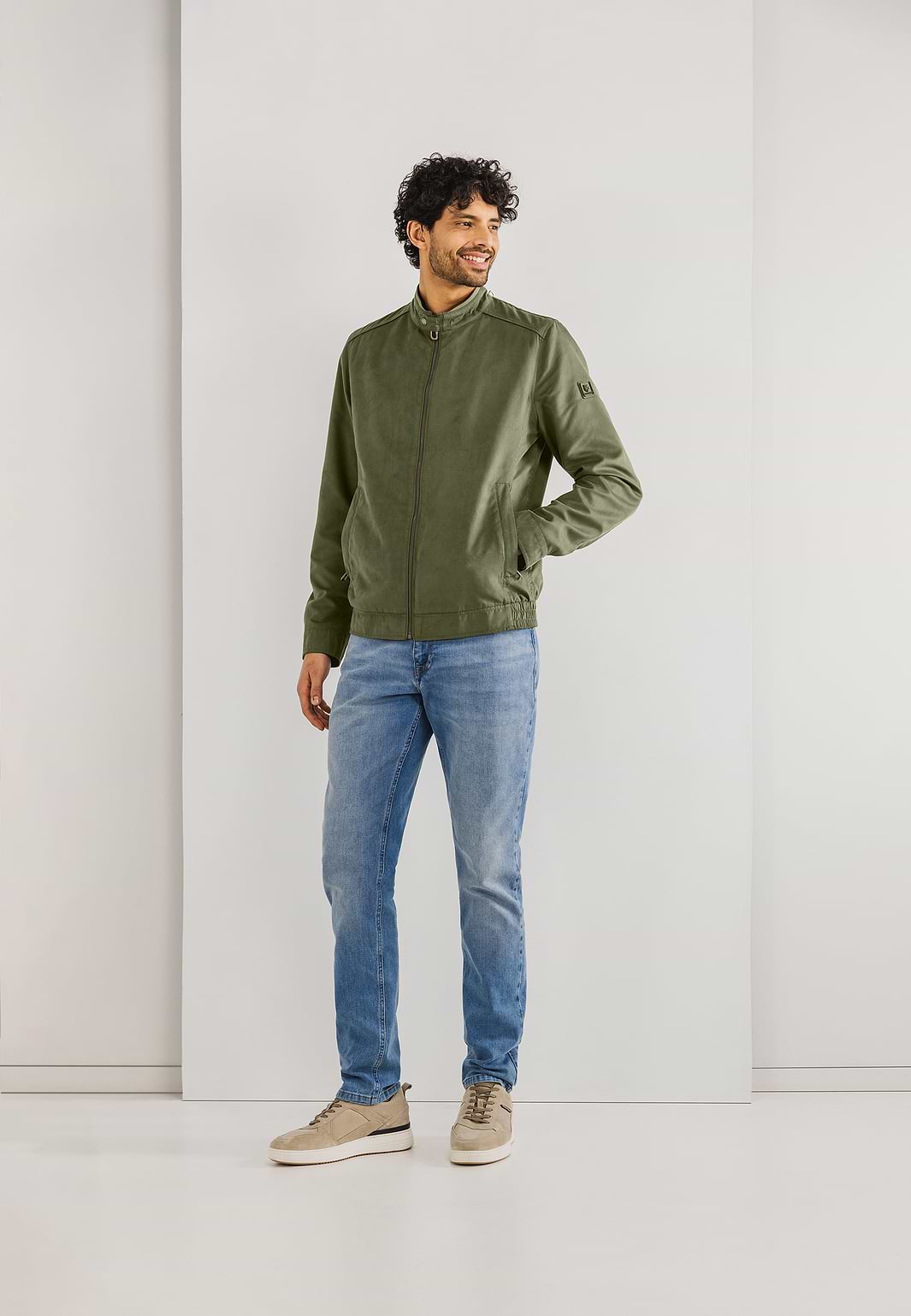 OUTERWEAR-jas-met-badge-op-mouw