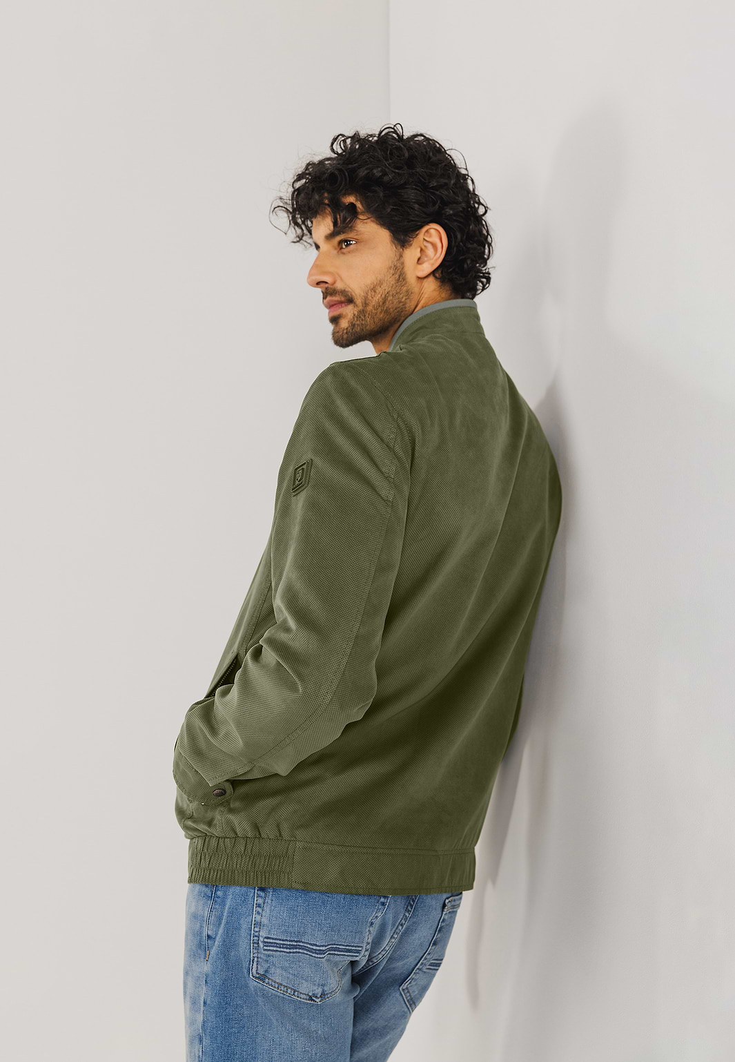 OUTERWEAR-jas-met-badge-op-mouw