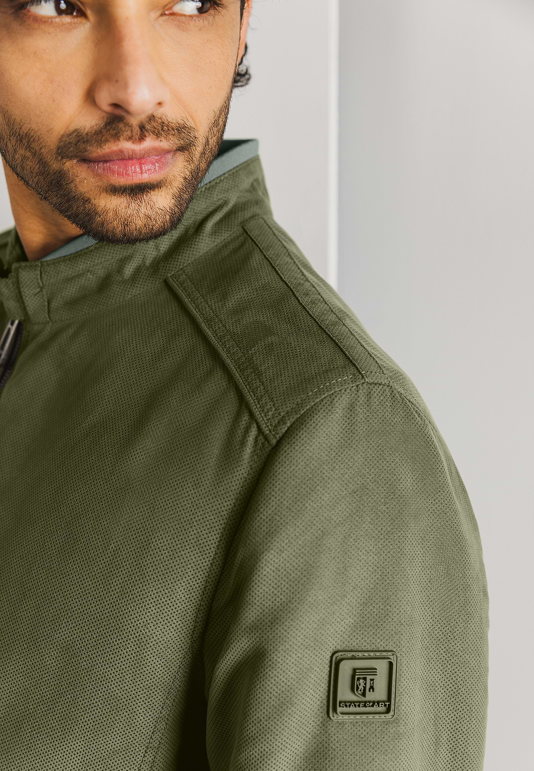 OUTERWEAR-jas-met-badge-op-mouw