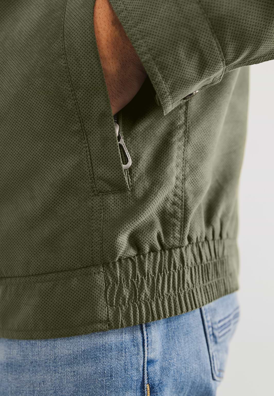 OUTERWEAR-jas-met-badge-op-mouw