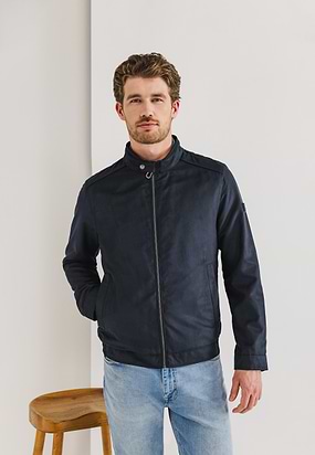 OUTERWEAR-jas-met-badge-op-mouw
