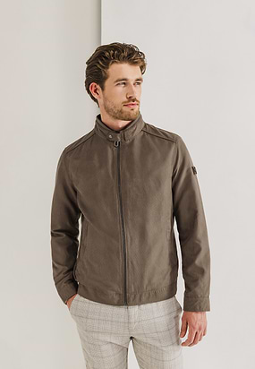 OUTERWEAR-jas-met-badge-op-mouw