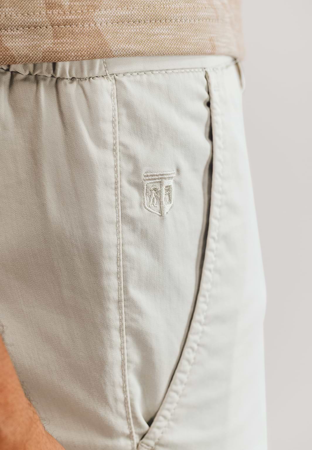 Chinoshorts-aus-einer-Baumwollmischung