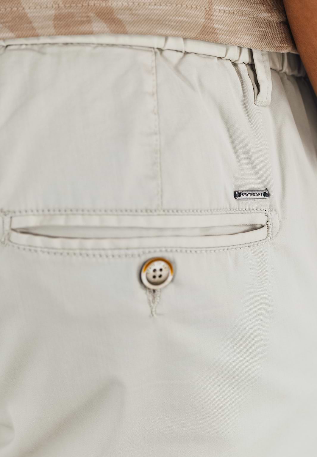 Chinoshorts-aus-einer-Baumwollmischung