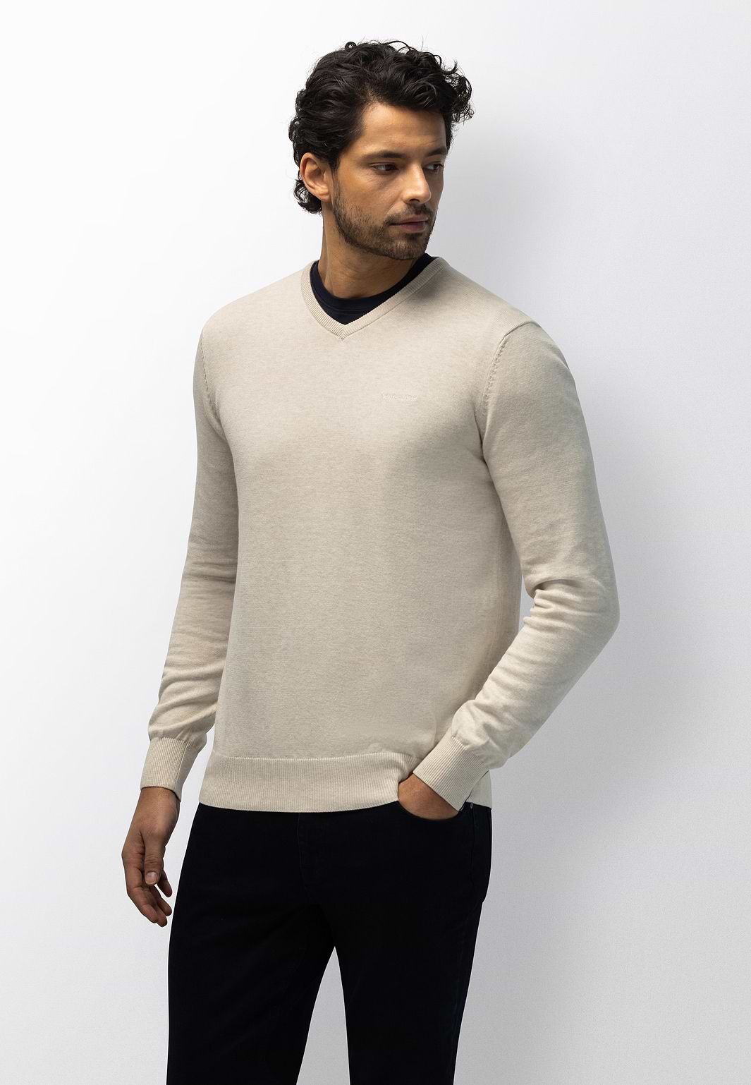 Fein-gestrickter-Pullover-mit-V-Ausschnitt