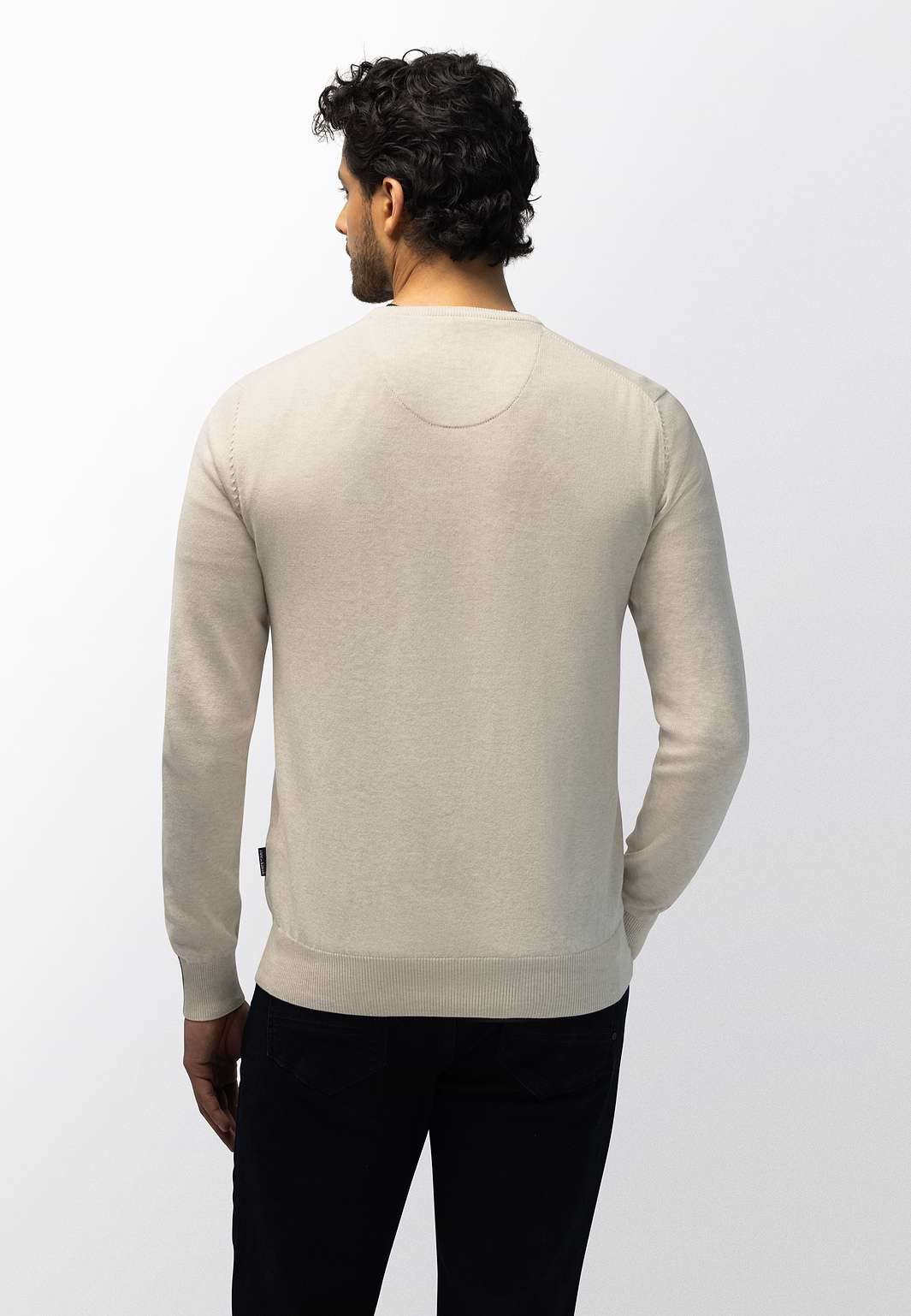 Fein-gestrickter-Pullover-mit-V-Ausschnitt