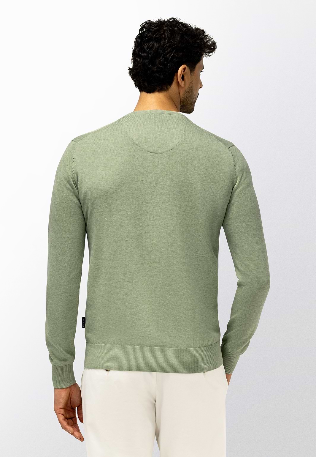 Fein-gestrickter-Pullover-mit-V-Ausschnitt