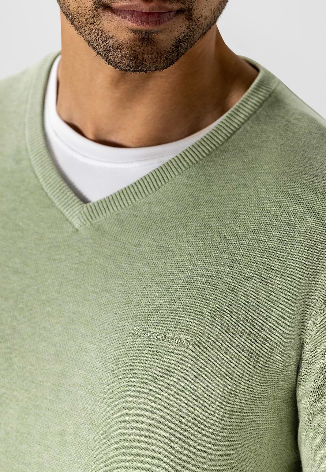 Fein-gestrickter-Pullover-mit-V-Ausschnitt