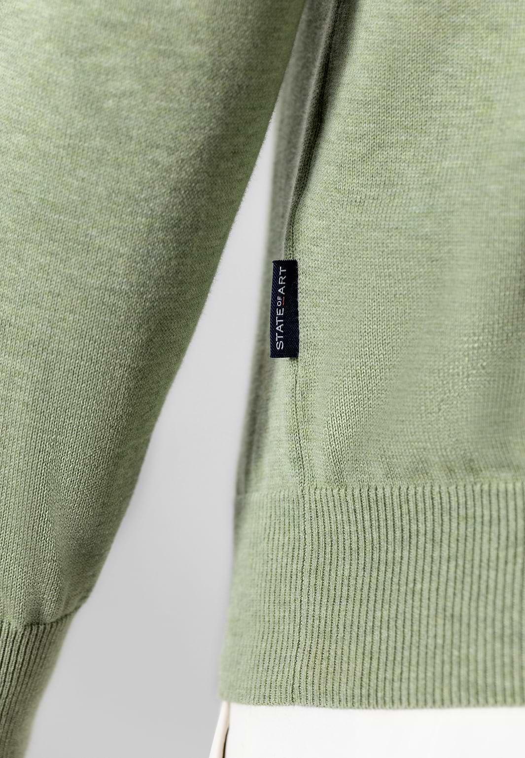 Fein-gestrickter-Pullover-mit-V-Ausschnitt