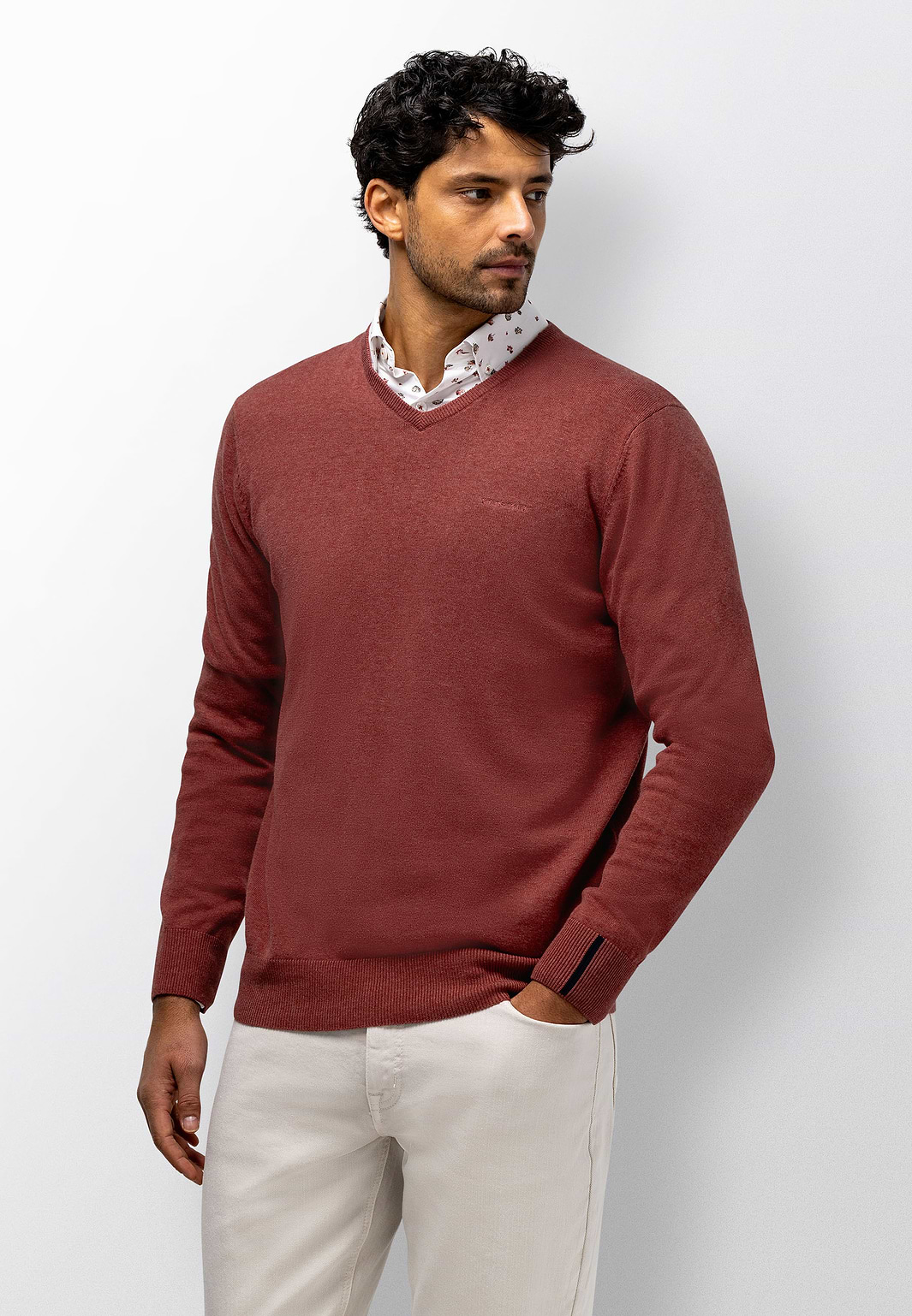 Fein-gestrickter-Pullover-mit-V-Ausschnitt