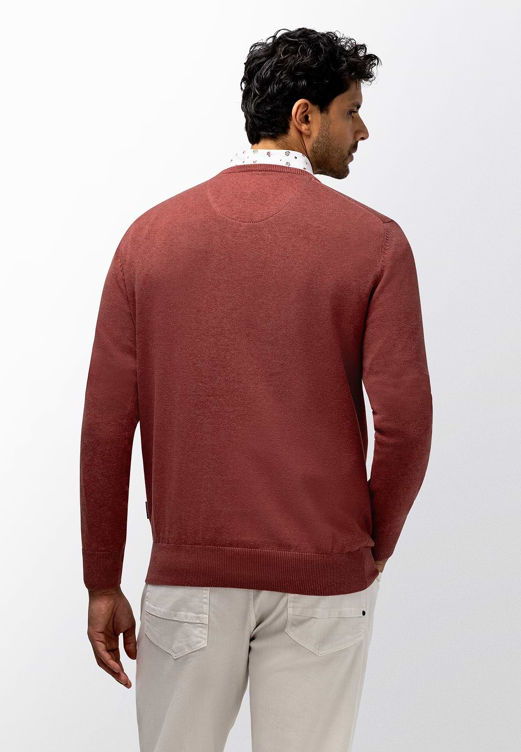 Fein-gestrickter-Pullover-mit-V-Ausschnitt