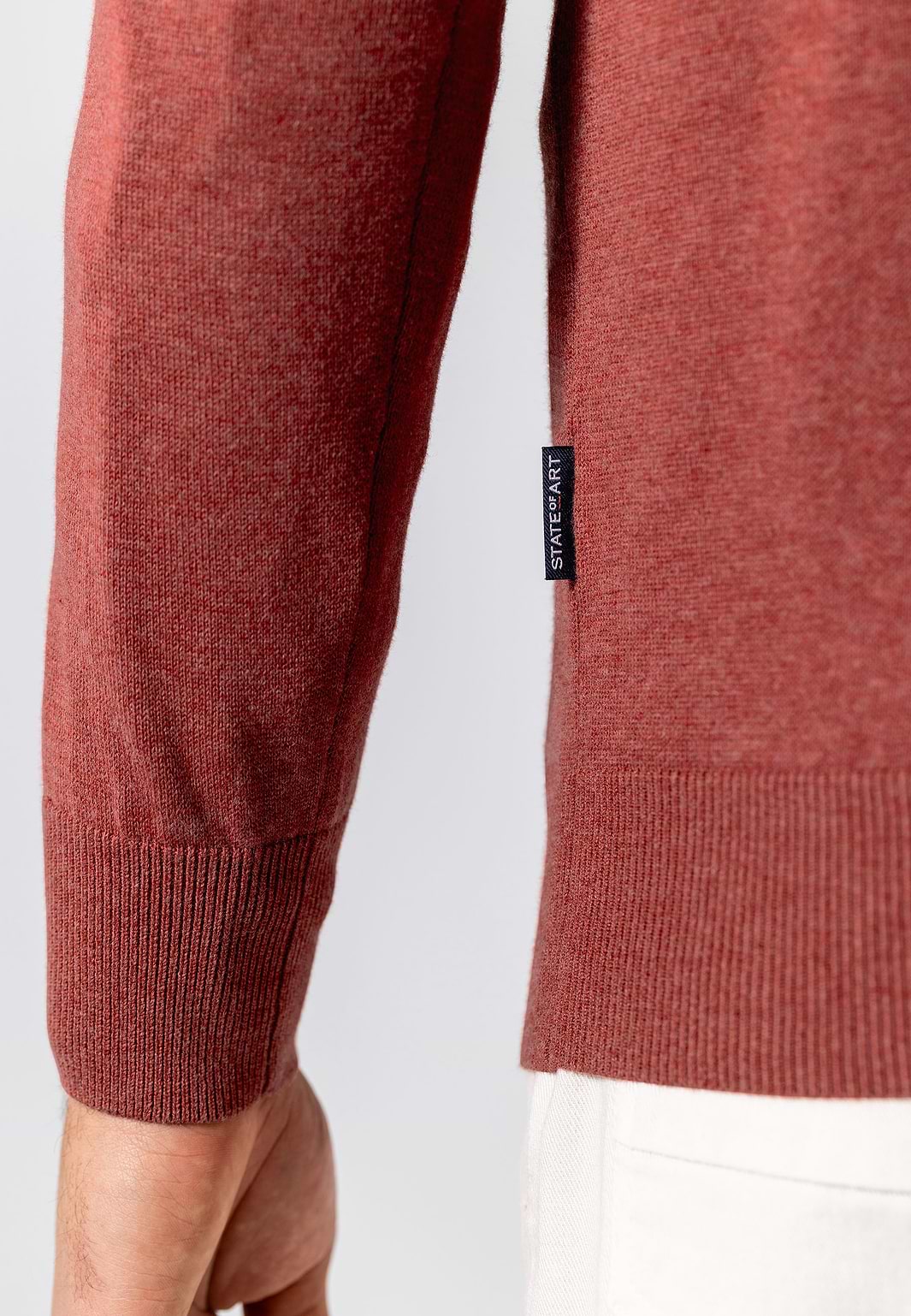 Fein-gestrickter-Pullover-mit-V-Ausschnitt