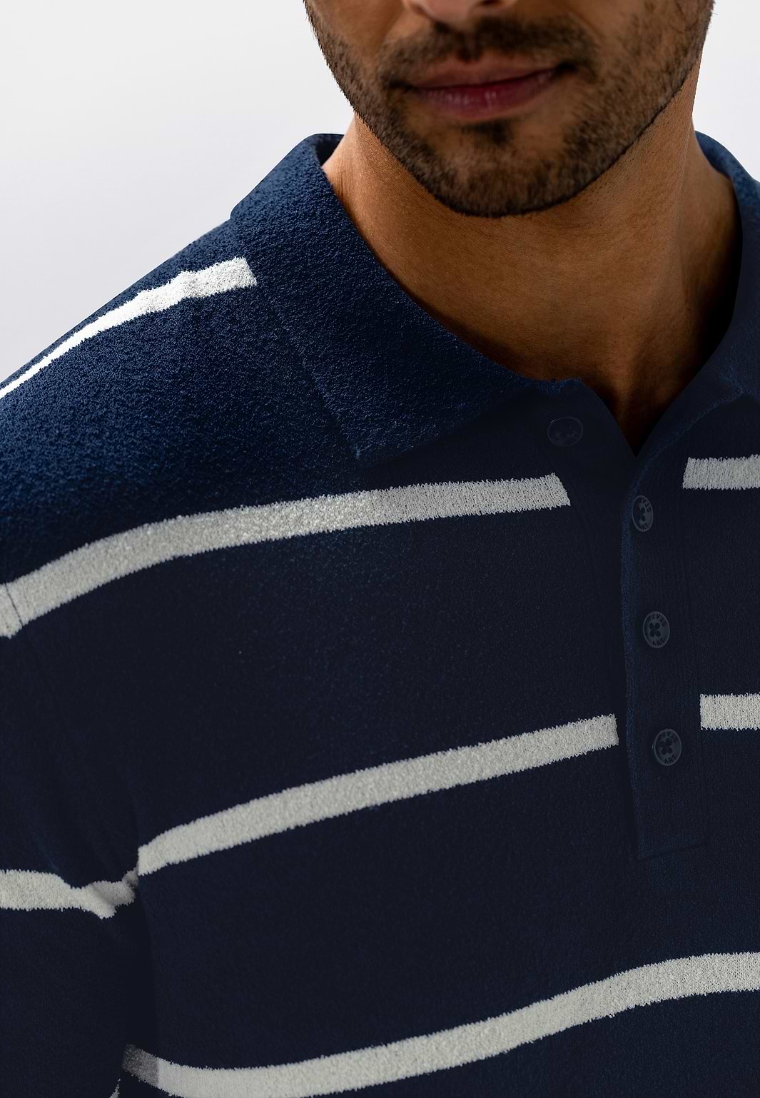 Fein-gestricktes-Poloshirt-mit-Streifen