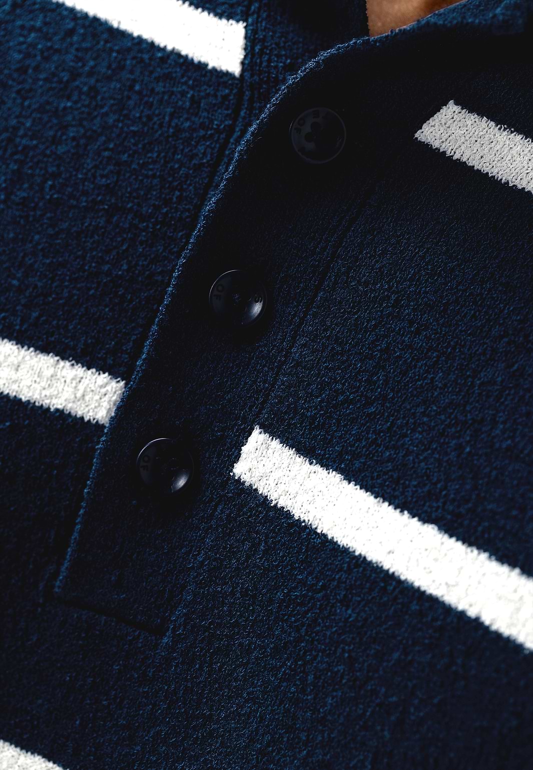 Fein-gestricktes-Poloshirt-mit-Streifen