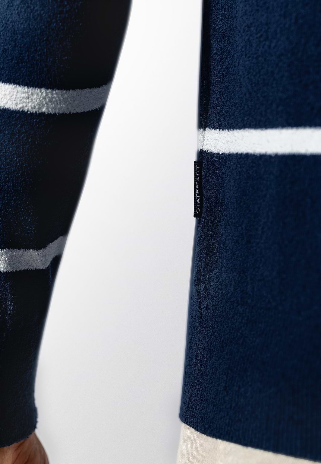 Fein-gestricktes-Poloshirt-mit-Streifen