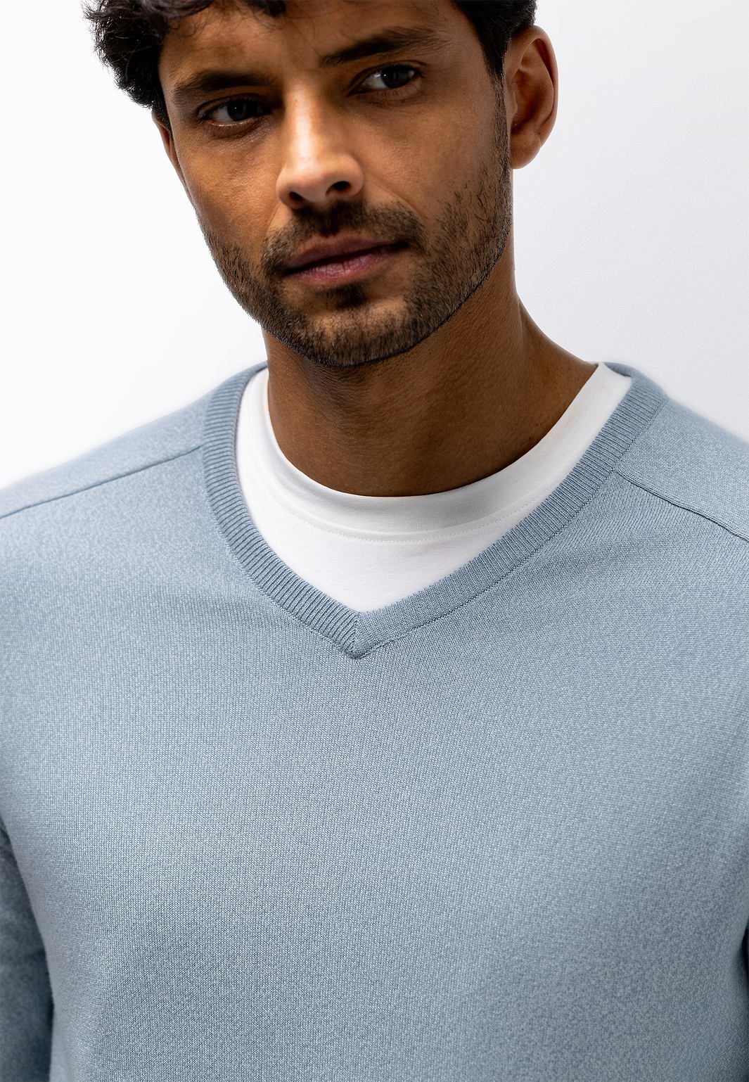 Melierter-Pullover-mit-V-Ausschnitt