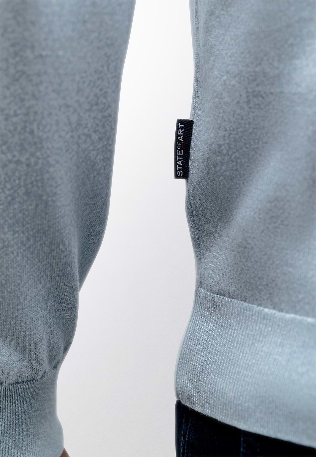 Melierter-Pullover-mit-V-Ausschnitt