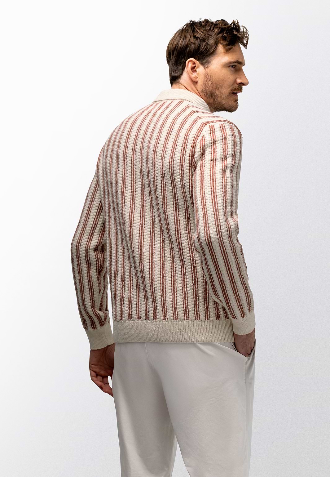 Gebreid-polovest-met-strepen