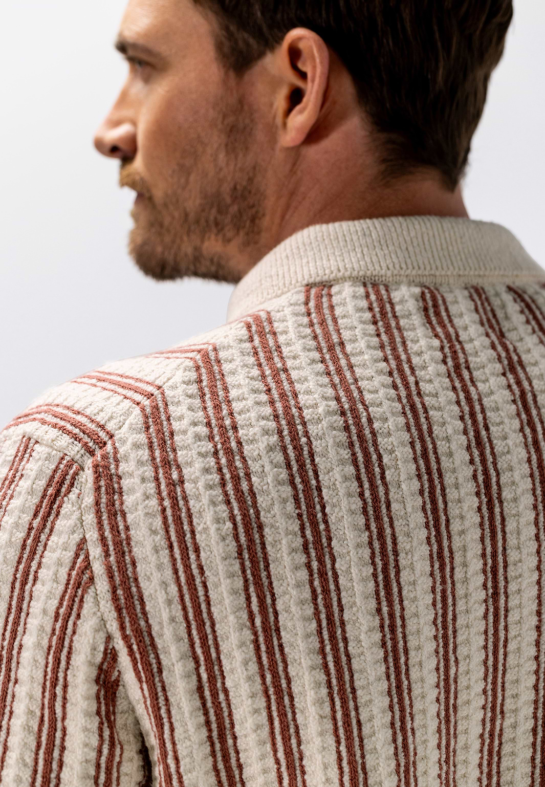 Gebreid-polovest-met-strepen