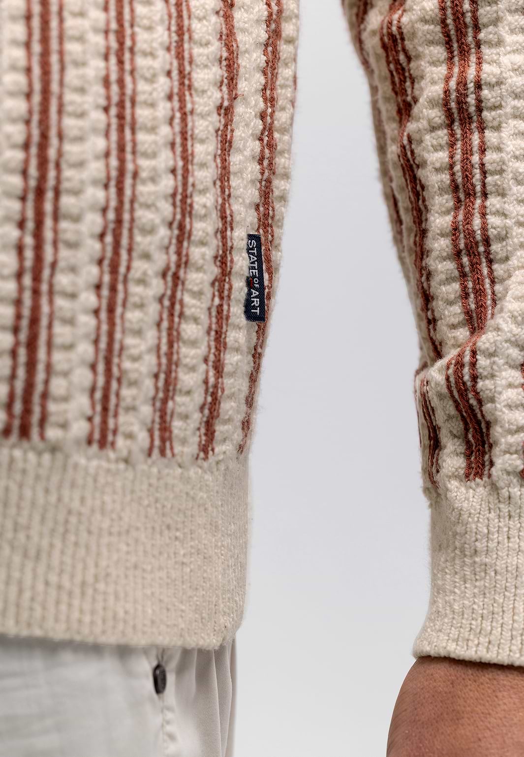 Gebreid-polovest-met-strepen