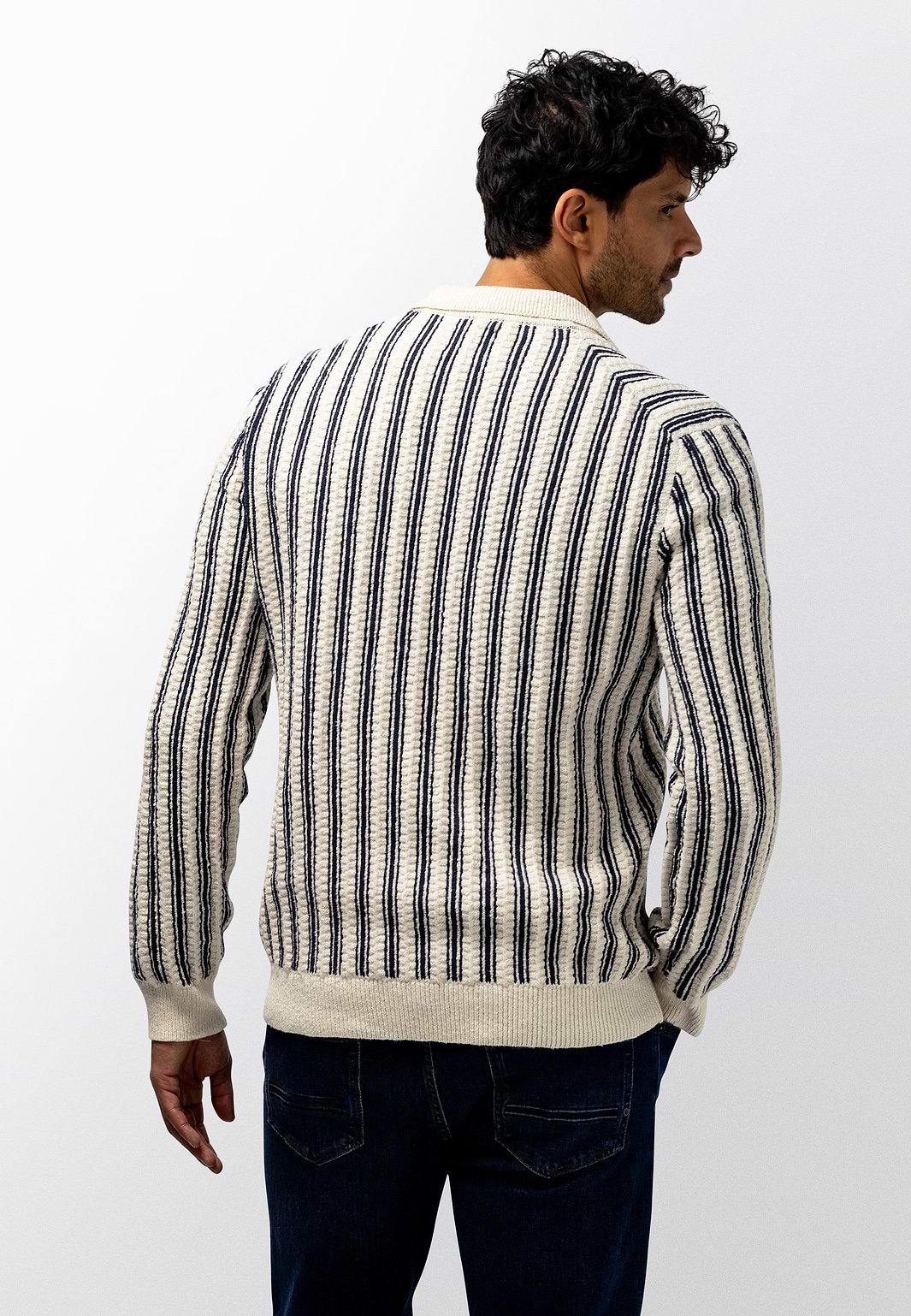 Gebreid-polovest-met-strepen