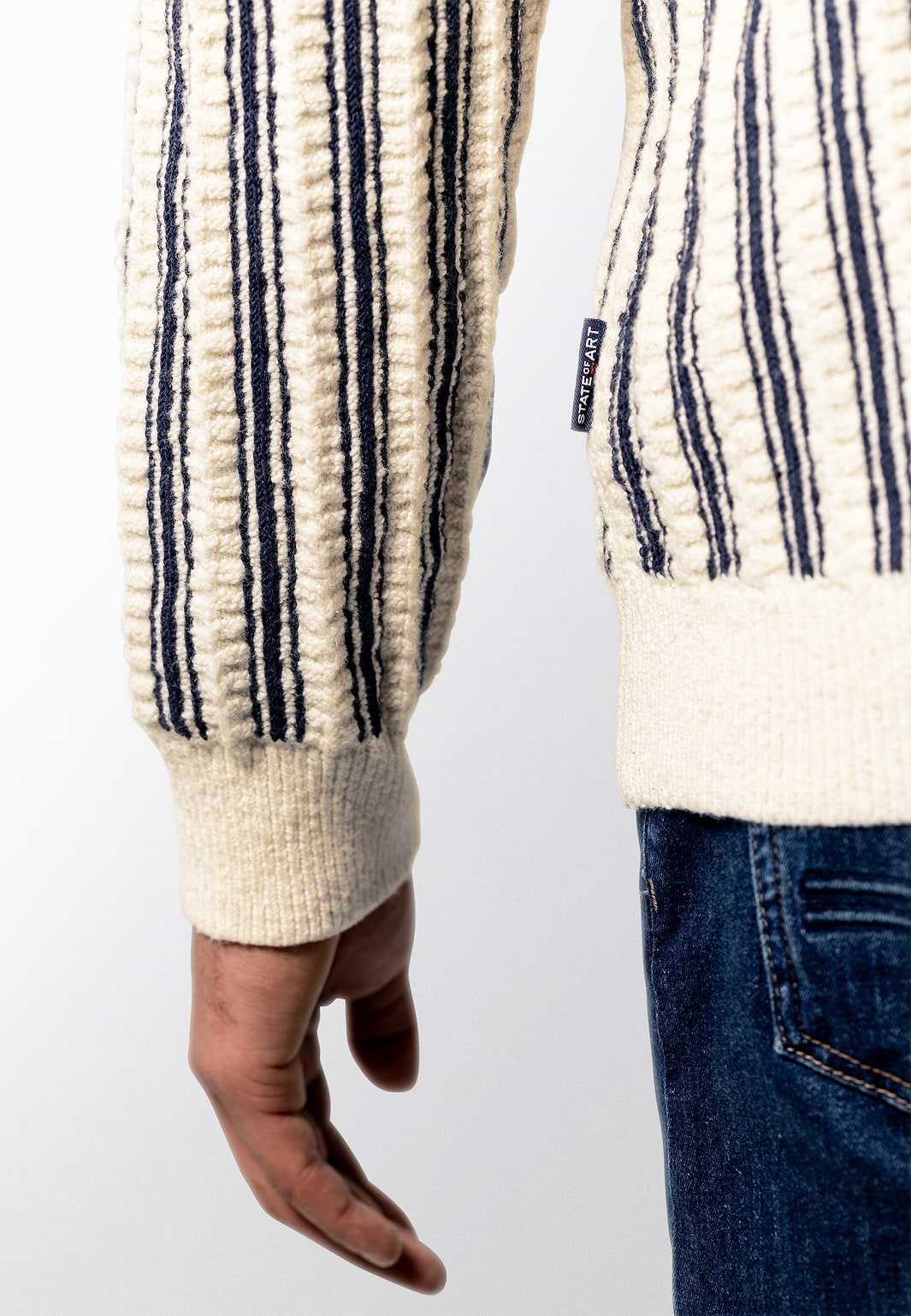 Gebreid-polovest-met-strepen