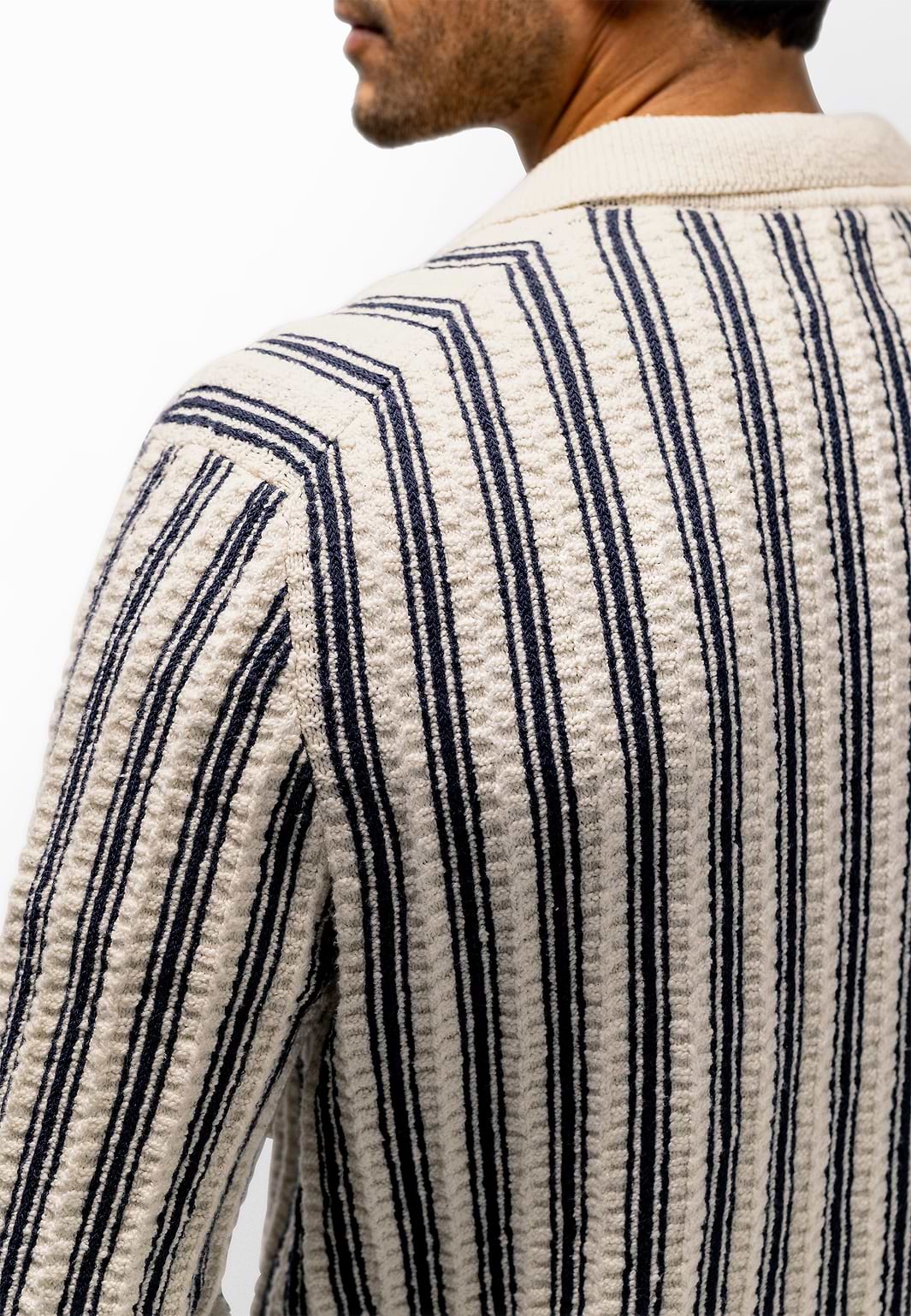 Gebreid-polovest-met-strepen