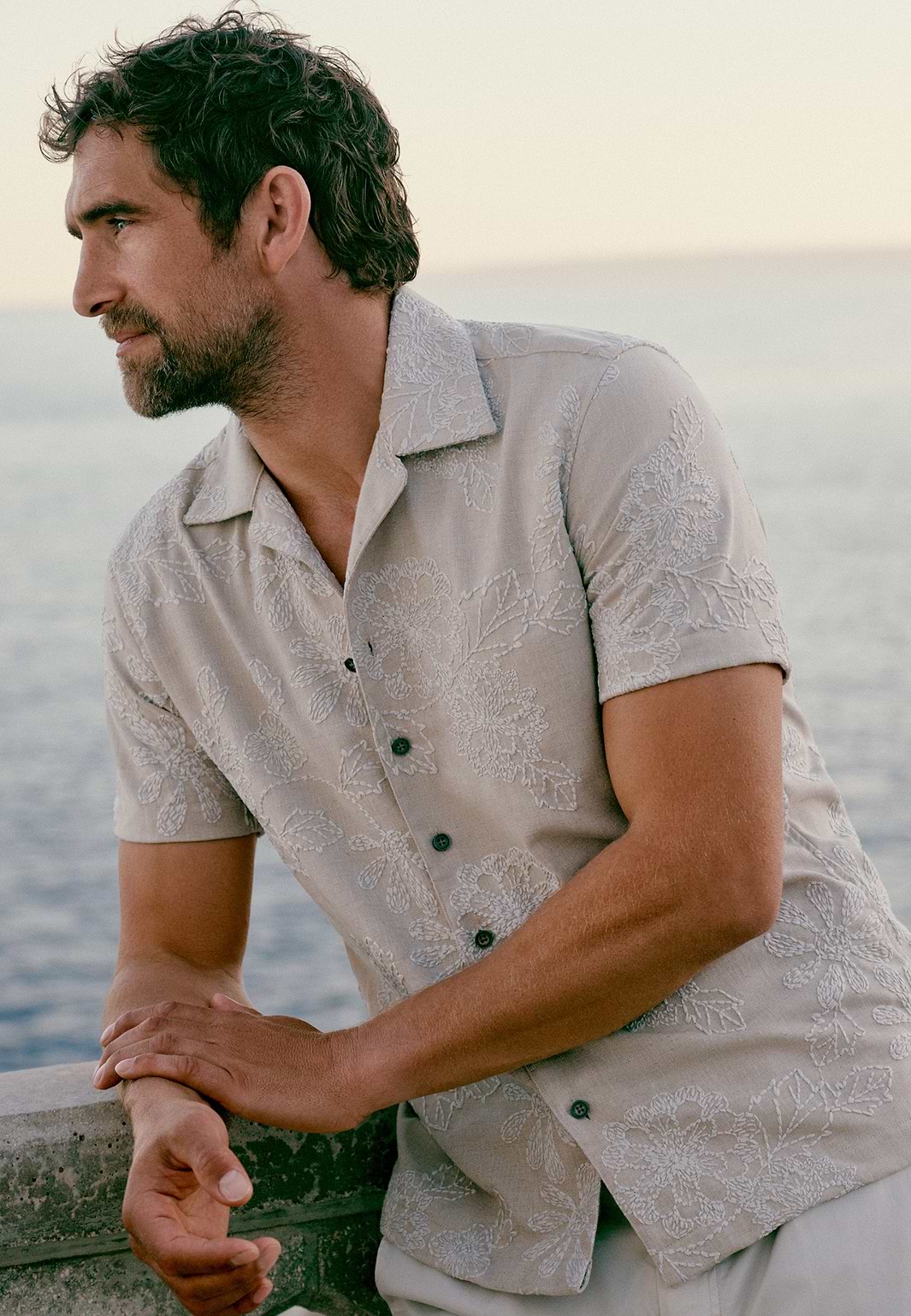 Overhemd-met-geborduurde-bloemen