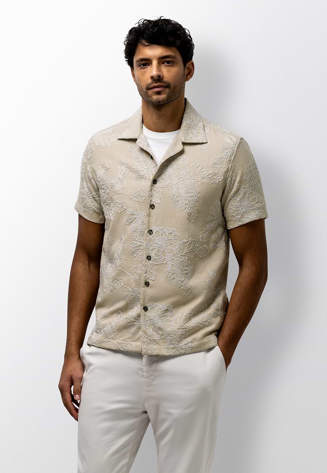 Overhemd-met-geborduurde-bloemen