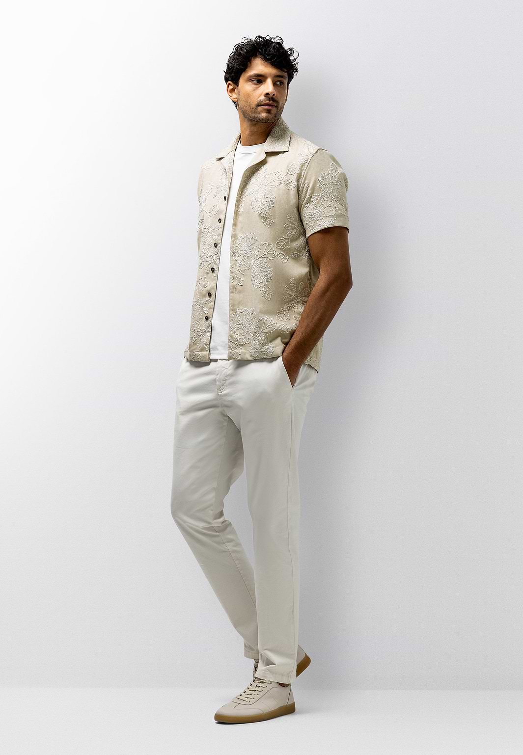 Overhemd-met-geborduurde-bloemen