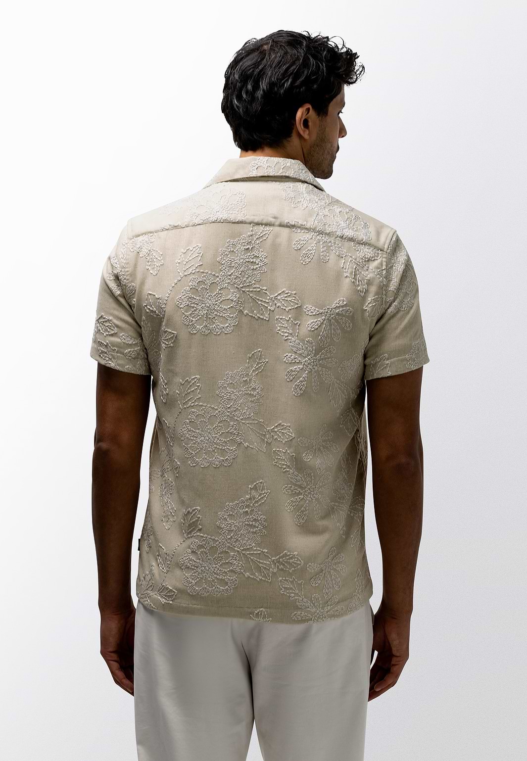 Overhemd-met-geborduurde-bloemen