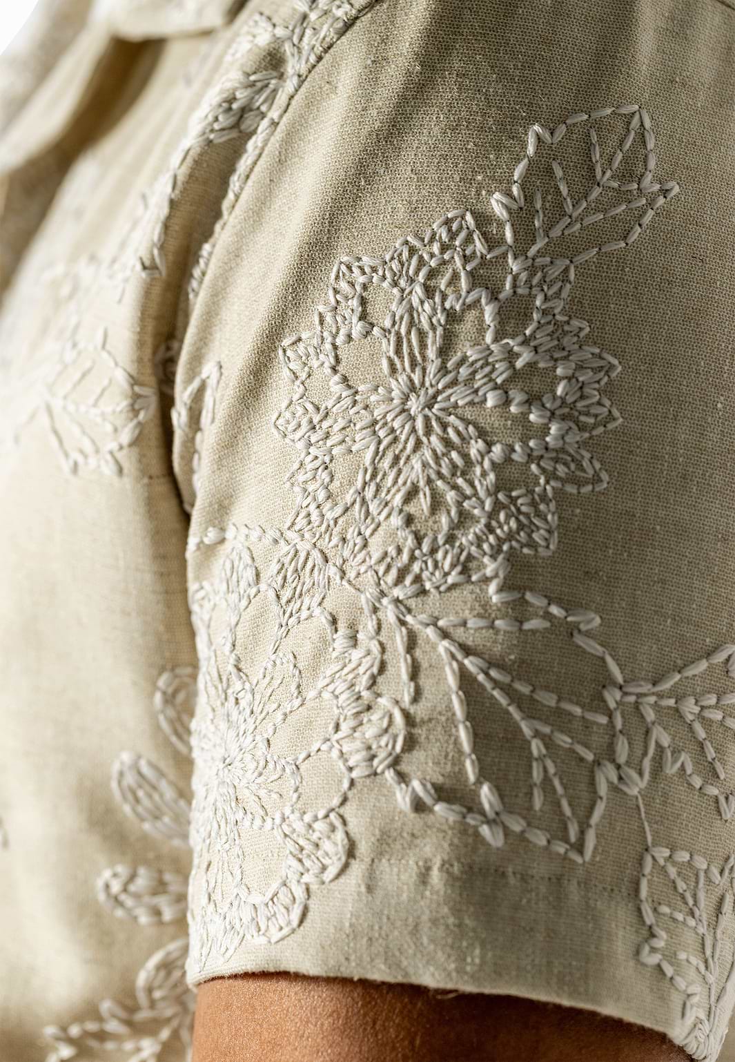 Overhemd-met-geborduurde-bloemen