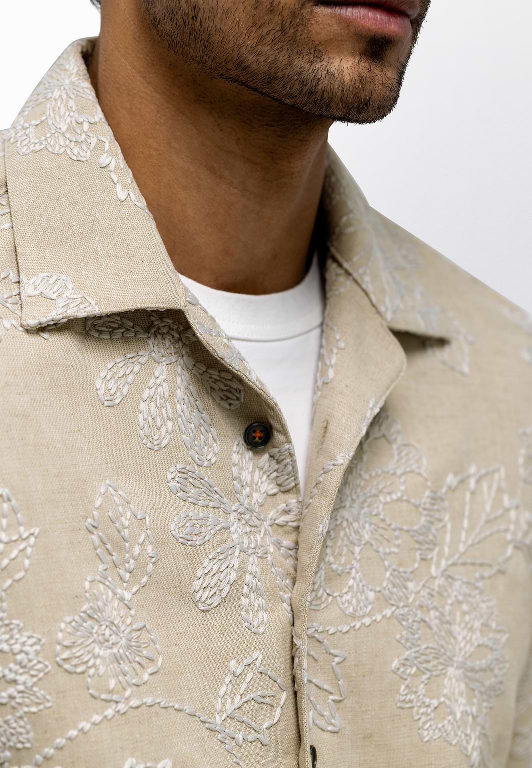 Overhemd-met-geborduurde-bloemen