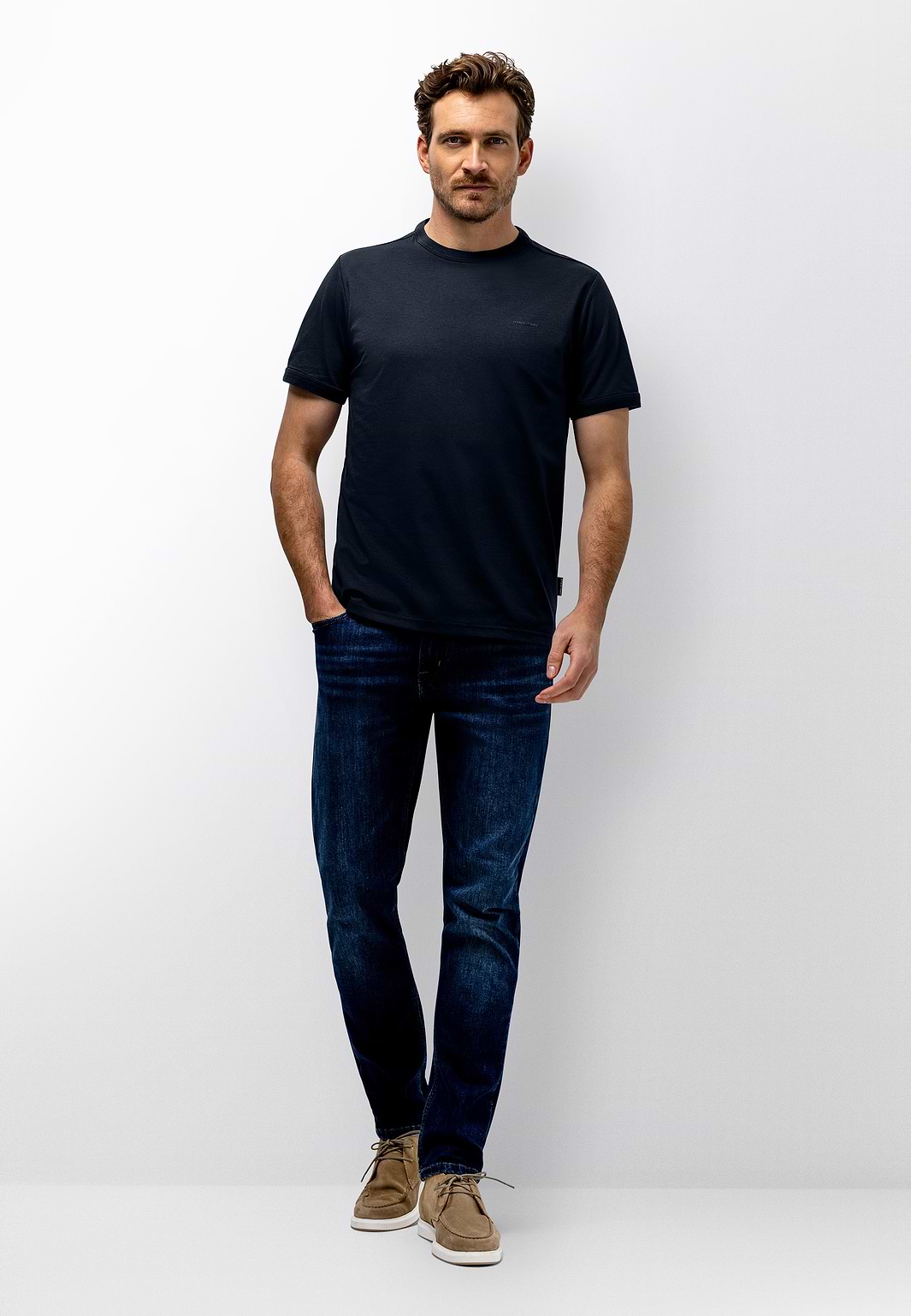 T-shirt-avec-imprimé-caoutchouc-3D