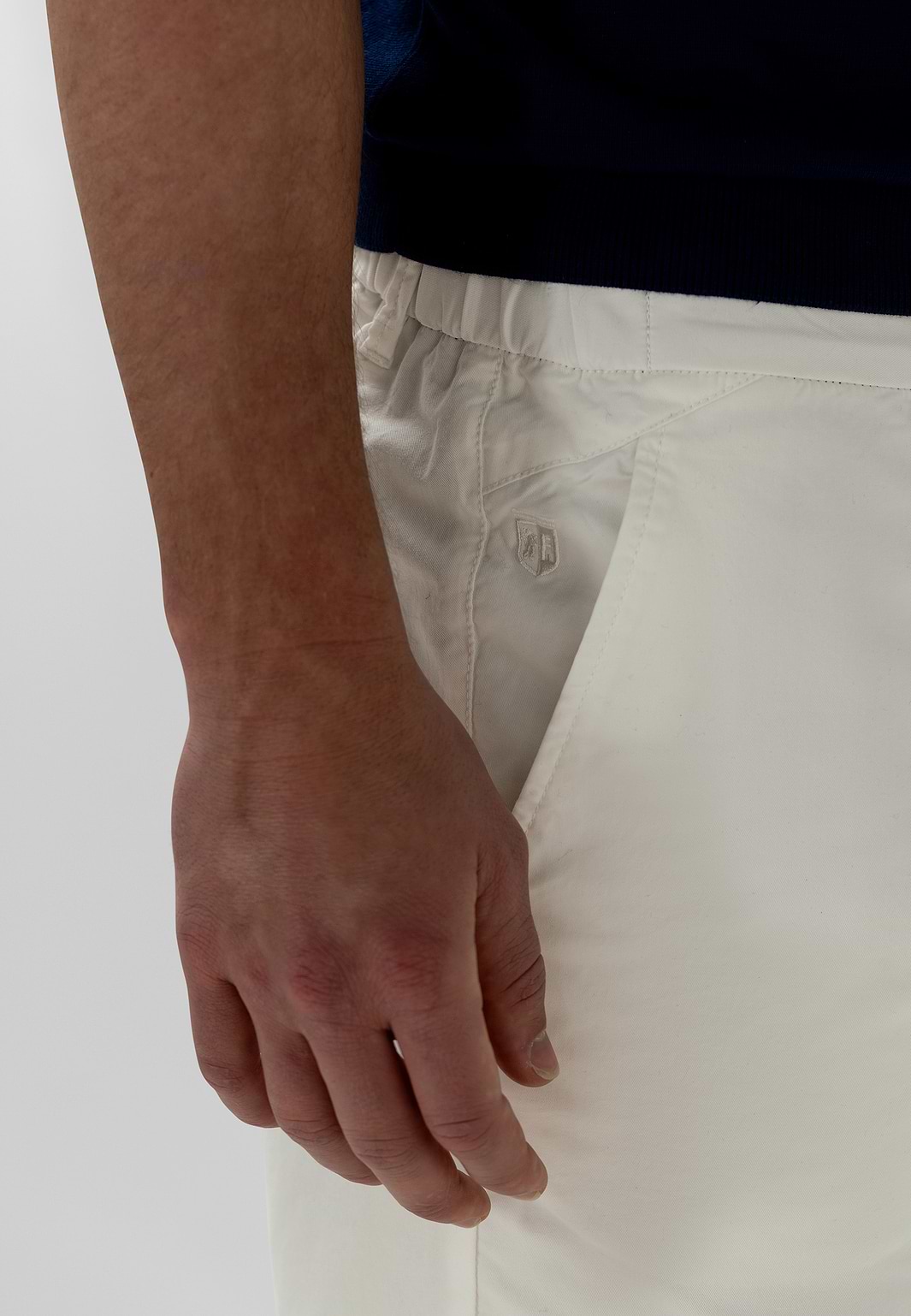 Chinoshort-met-elastische-details