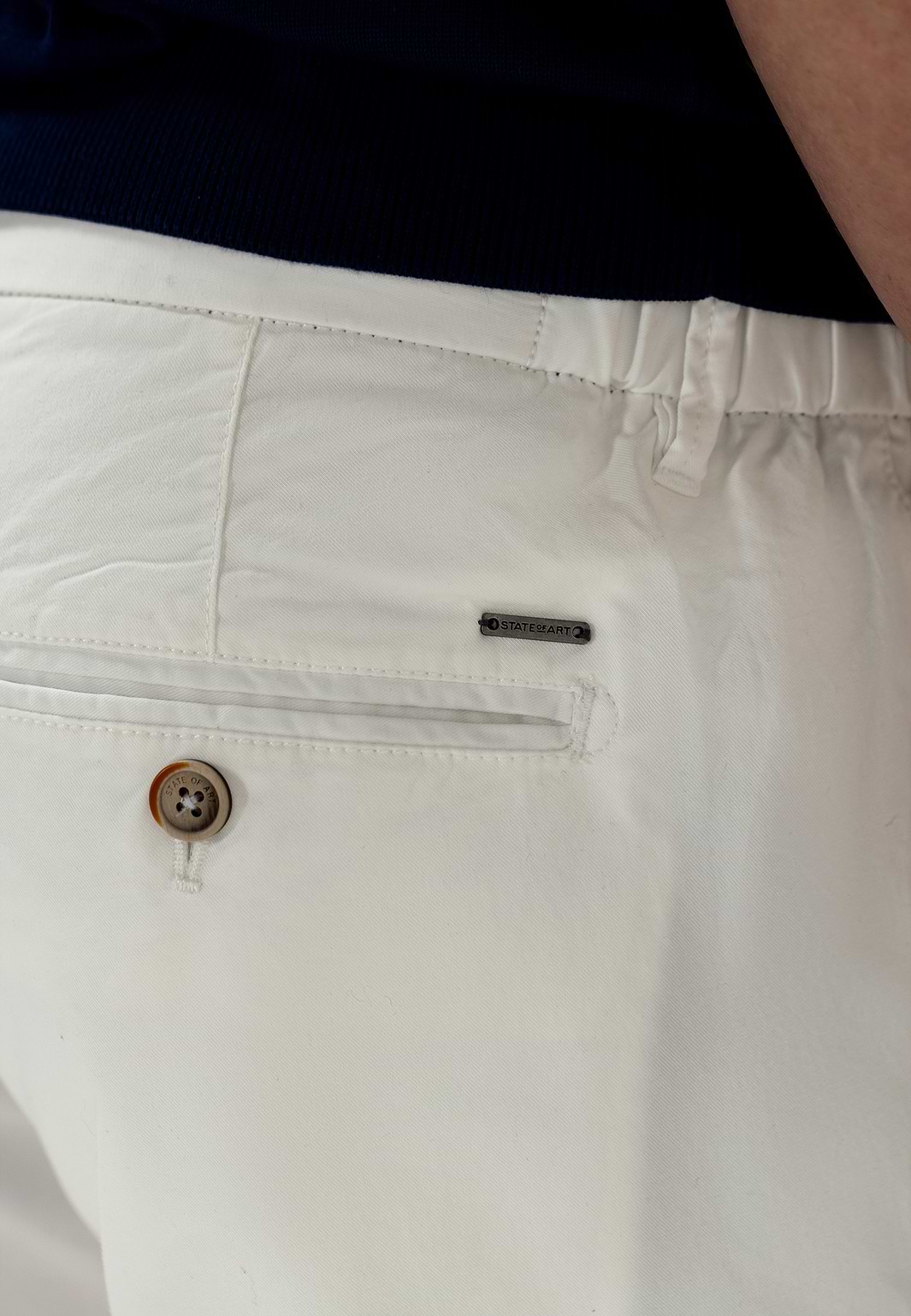 Chinoshort-met-elastische-details