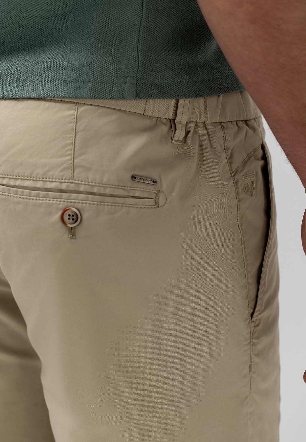 Chinoshort-met-elastische-details