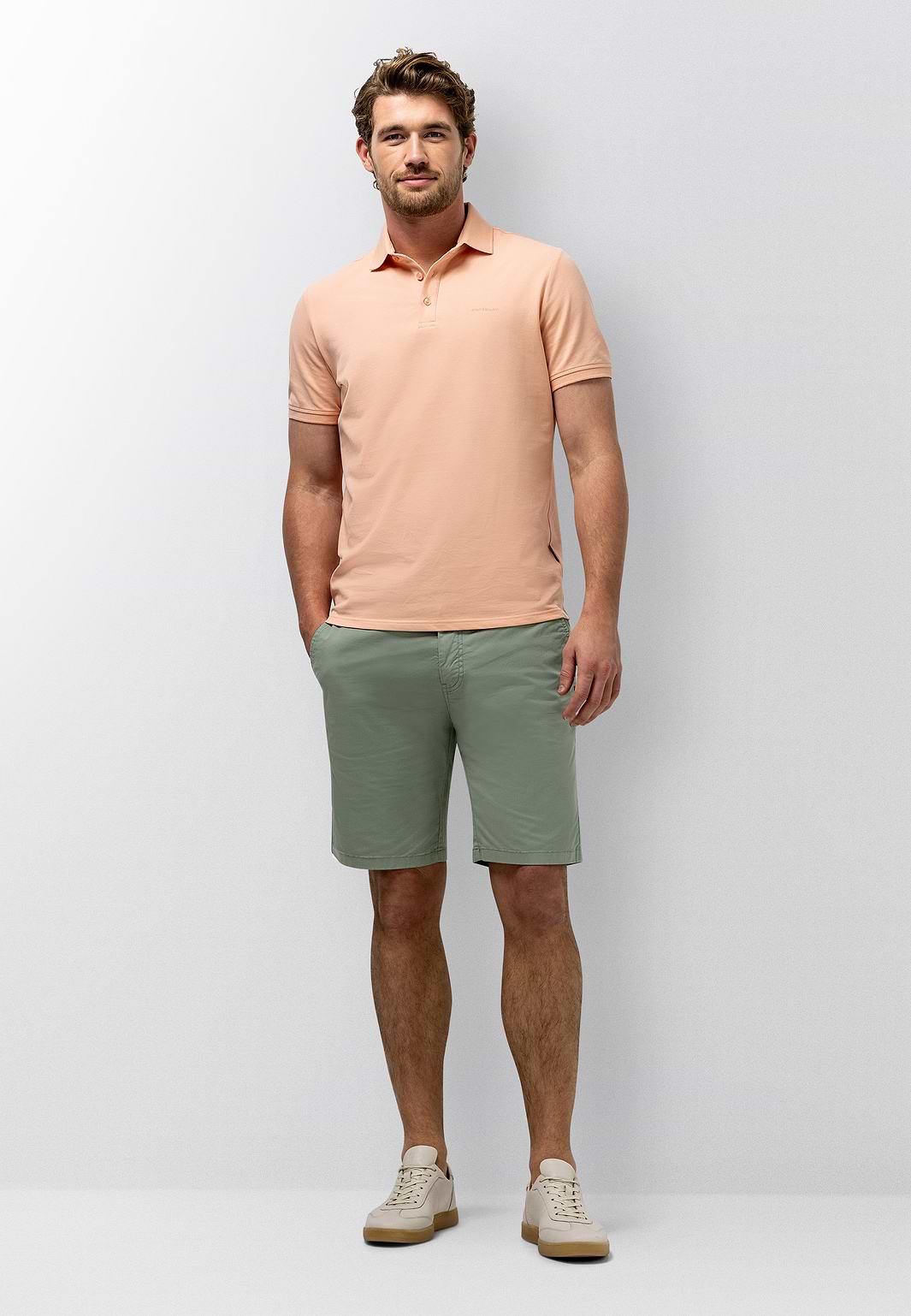 Chinoshort-met-elastische-details