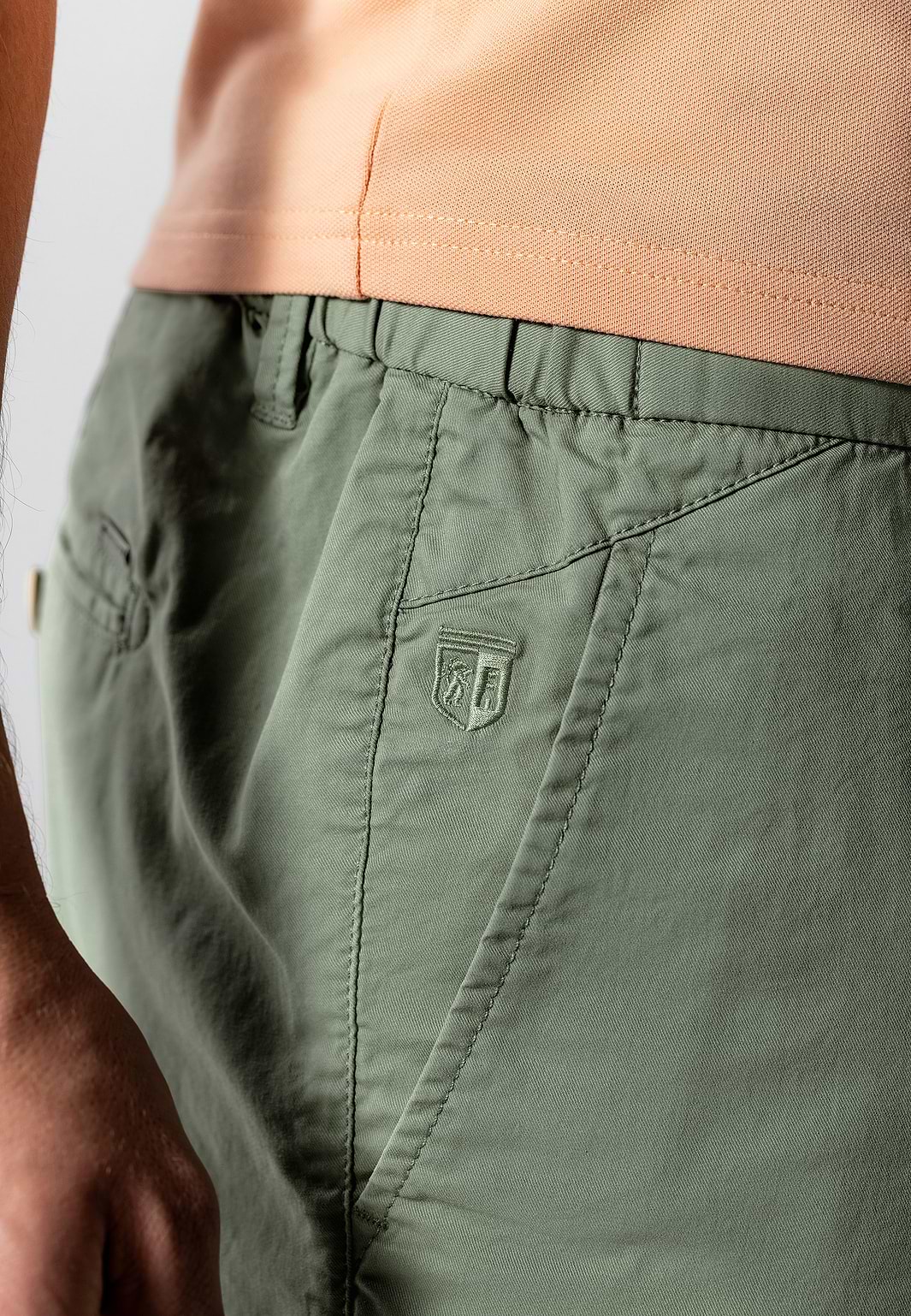 Chinoshort-met-elastische-details