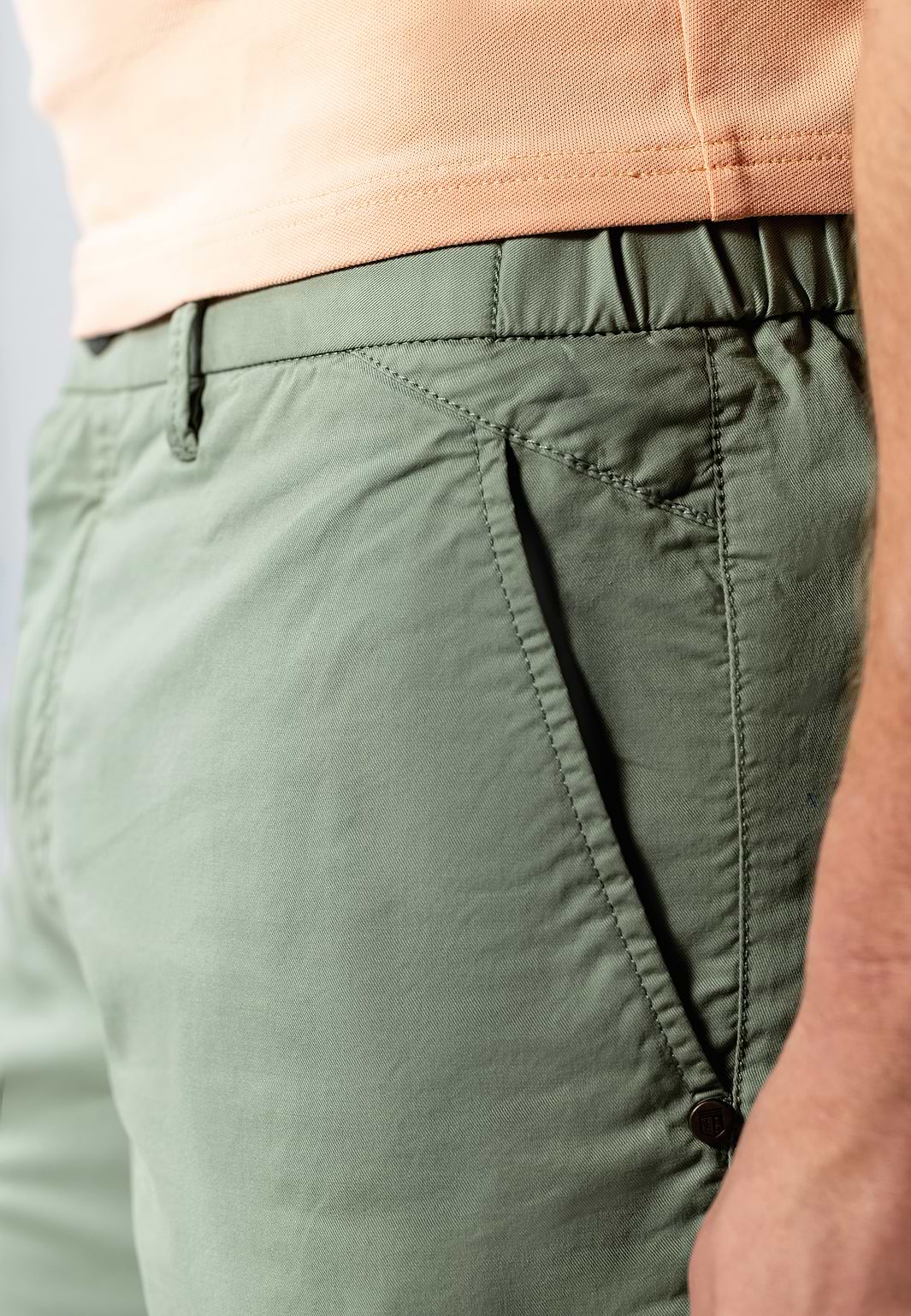 Chinoshort-met-elastische-details