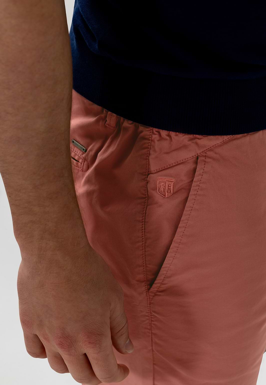 Chinoshort-met-elastische-details